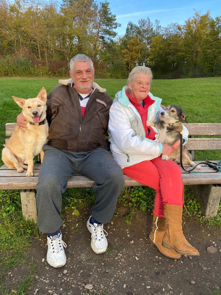 Familie Fuchs mit Hunden auf der Bank